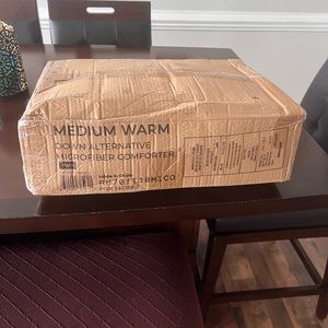 Twin Down Alternative Microfiber Comforter. Medium Warm.